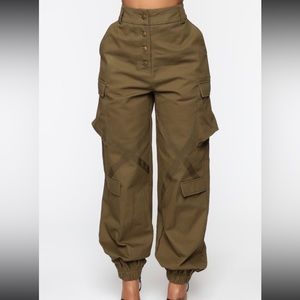 Fashion Nova Amelia’s oversized cargo pants w/buttons in front NWT